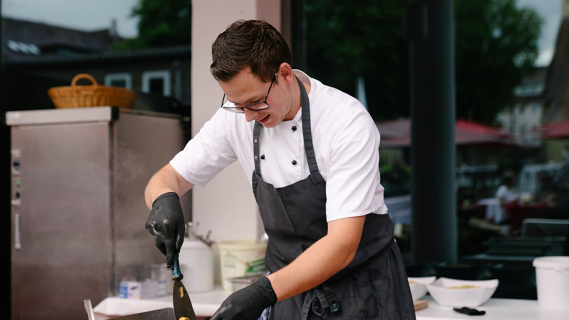 Koch steht am Grill
