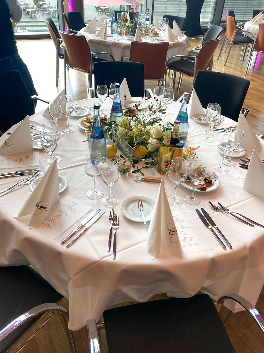 gedeckter runder Tisch in der Stadthalle