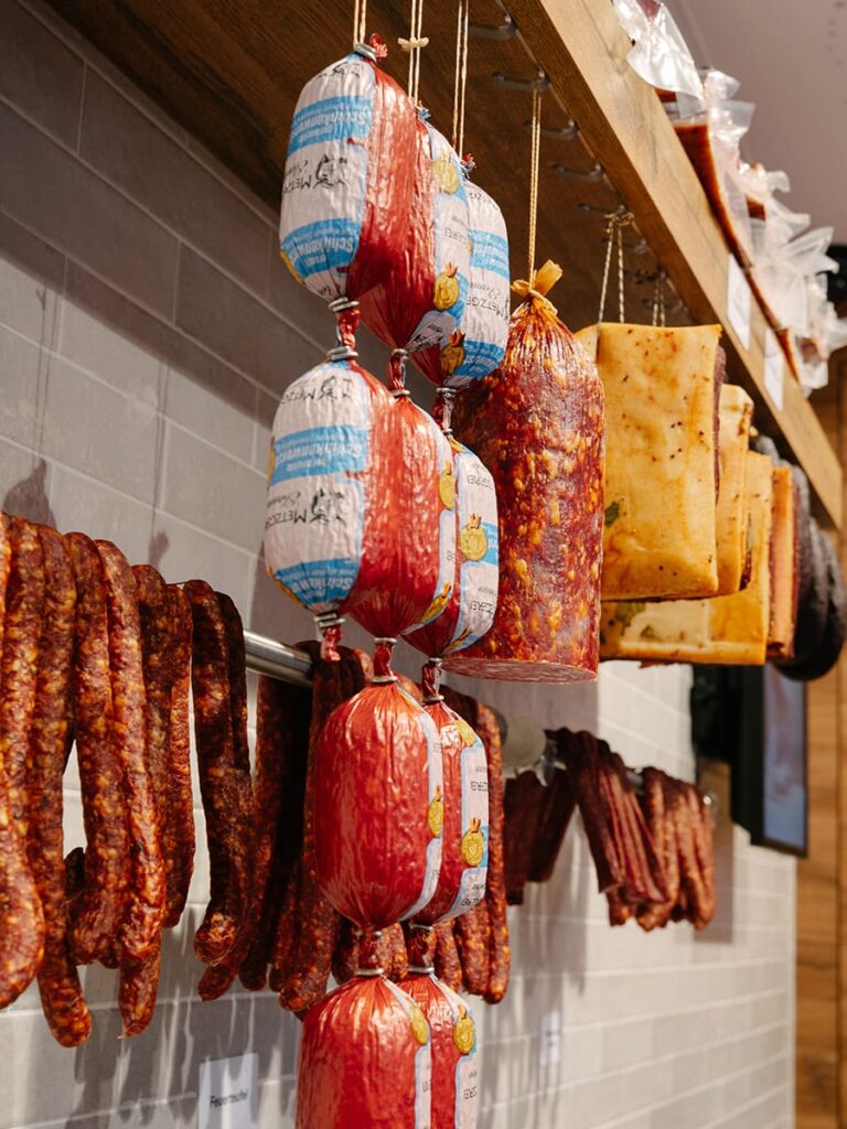 Wurst geräuchert, an Theke aufgehangen
